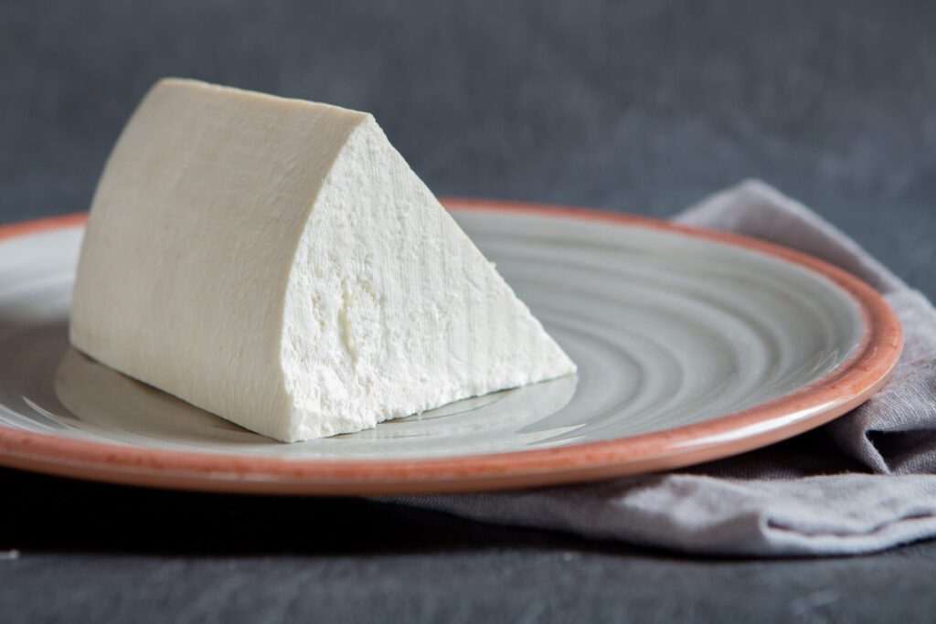 Fetta di ricotta salata su piatto