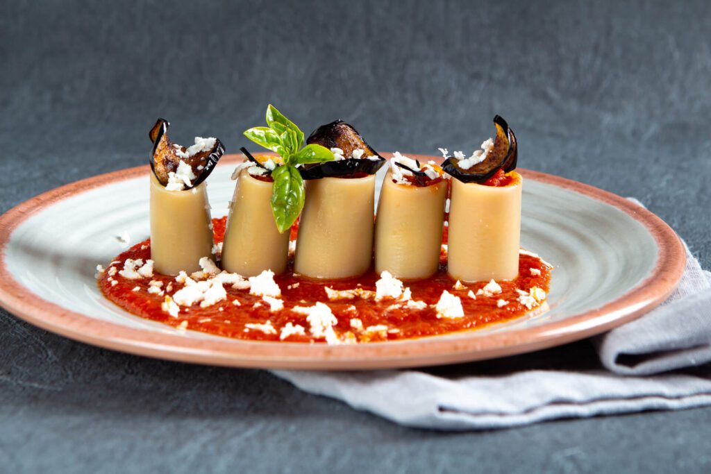Piatto di Paccheri alla Norma in versione moderna
