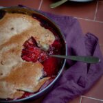 COBBLER DI PRUGNE cucchiaio infilato nel dolce