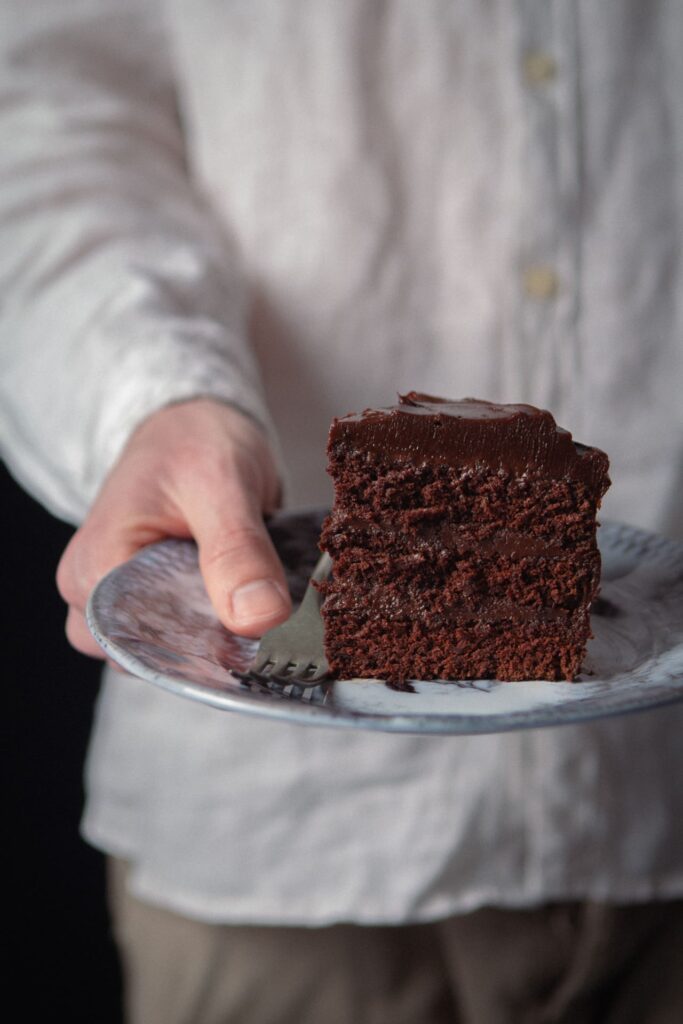 FETTA DEVIL'S FOOD CAKE IN MANO