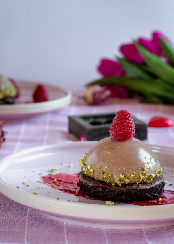 CUPOLE AL CIOCCOLATO FONDENTE E ZENZERO CON CUORE DI LAMPONE