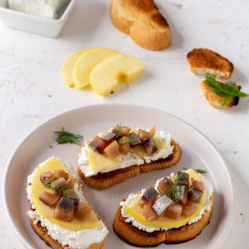 CROSTINI CON ARINGA AFFUMICATA, ROBIOLA E MELA
