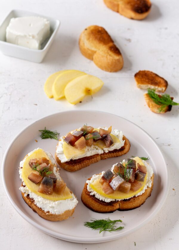 CROSTINI CON ARINGA AFFUMICATA, ROBIOLA E MELA