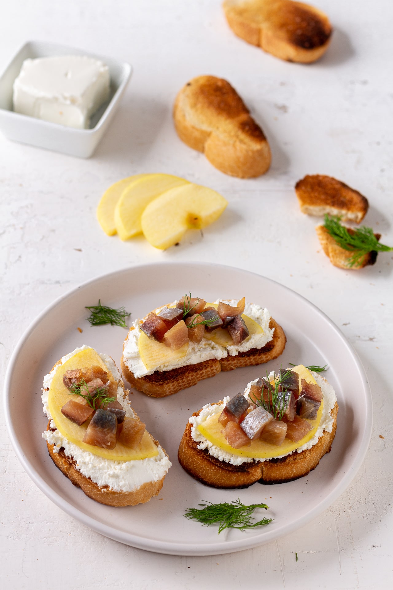 CROSTINI CON ARINGA AFFUMICATA, ROBIOLA E MELA