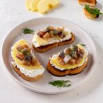 CROSTINI CON ARINGA AFFUMICATA, ROBIOLA E MELA foto quadrata