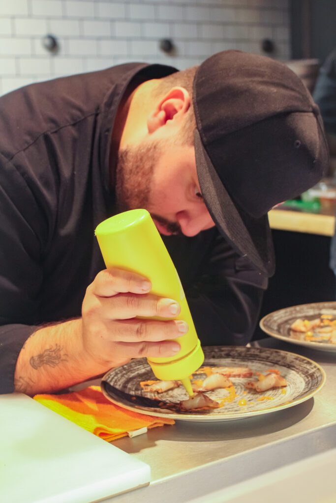 Ristorante Nikkei Inka chef alla composizione del piatto