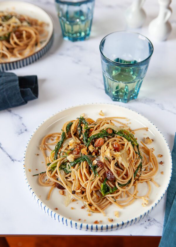 SPAGHETTI INTEGRALI CON AGRETTI, CIPOLLA MORBIDA E CRUMBLE DI PANE AL PEPERONCINO