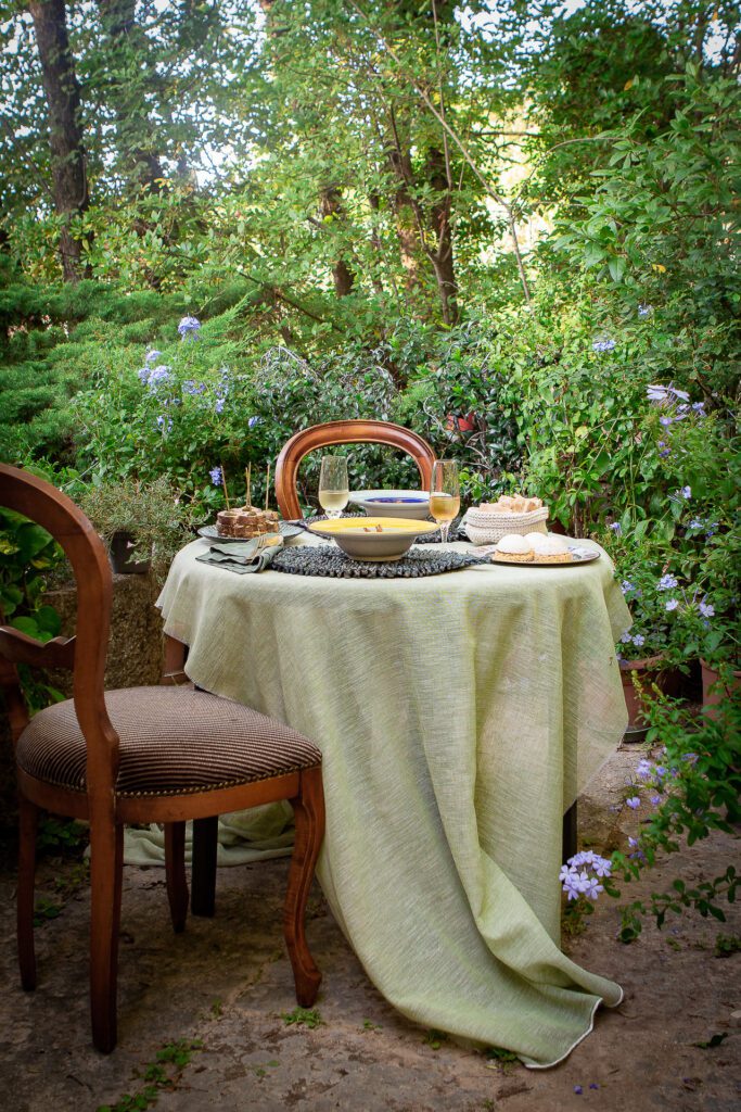 TAVOLA ROMANTICA APPARECCHIATA NEL VERDE DEL GIARDINO