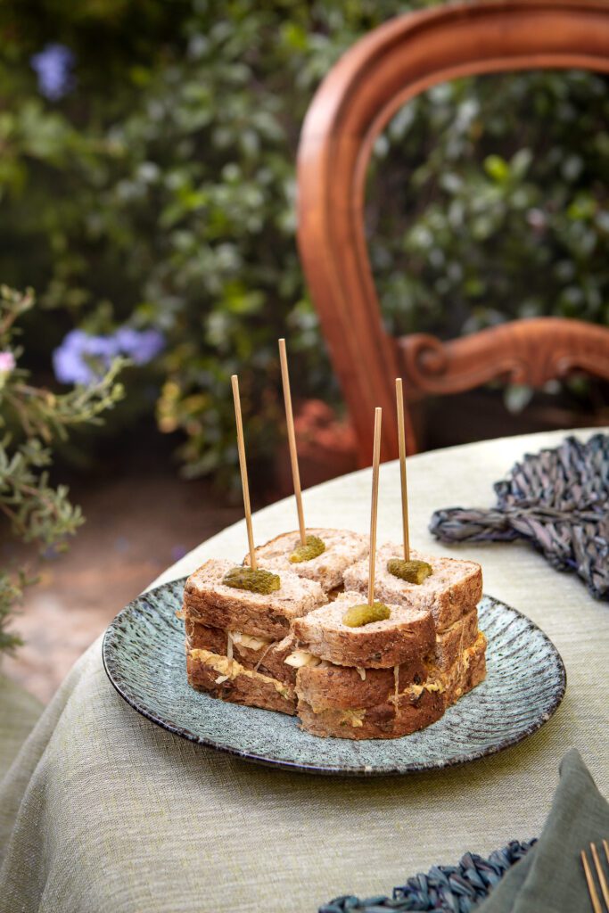 SANDWICH DI SGOMBRO SU TAVOLA ROMANTICA IN GIARDINO