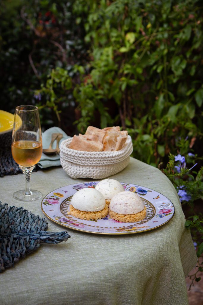CUPOLE DI FORMAGGIO SU TAVOLA ROMANTICA IN GIARDINO