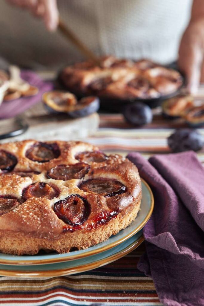 taglio di FOCACCIA DOLCE ALLE PRUGNE